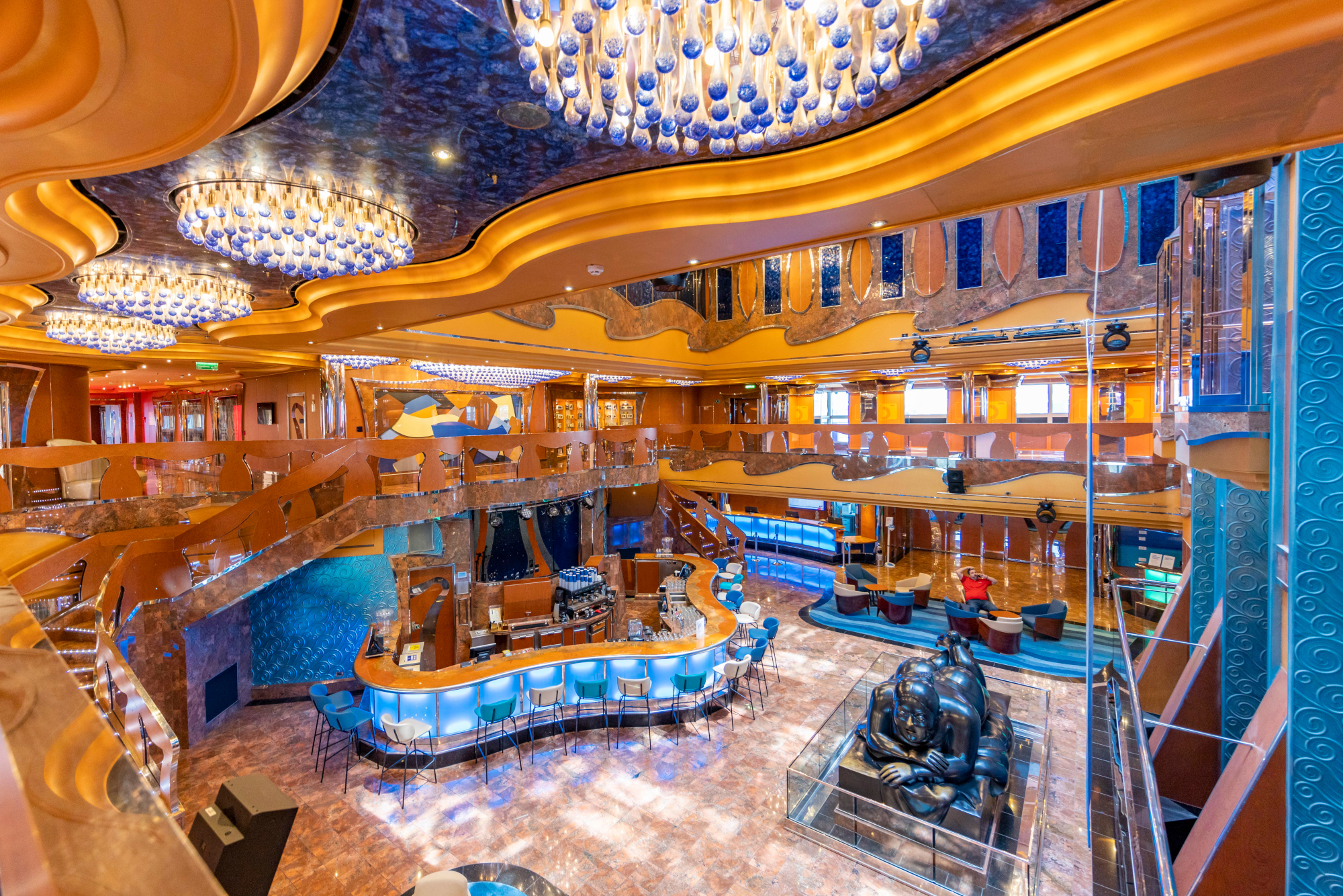 MyCruise Carnival Luminosa Offentlige-arealer Barer-lounger-atrium2